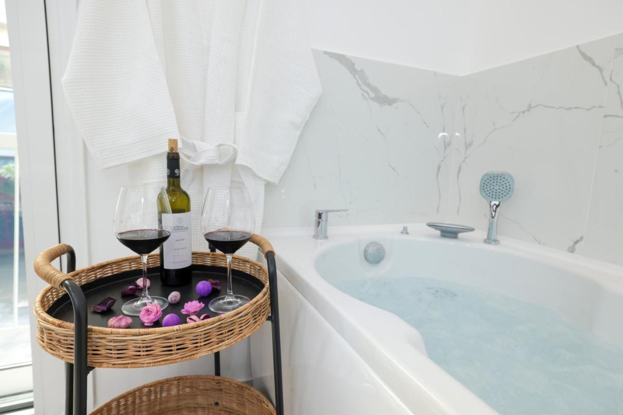 Apollo 2 Bd Jacuzzi Suite 아테네 외부 사진